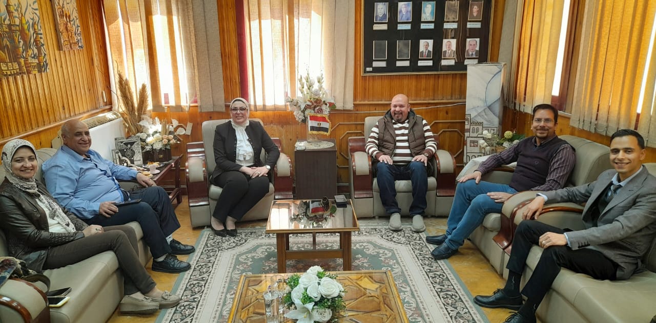 عميد نوعية طنطا تستضيف أعضاء لجنة مناقشة رسالة الماجستير للباحث 